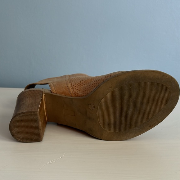 Fun, sturdy summer heels. Comfortable!! Worn and loved but def far from done! - Picture 3 of 13